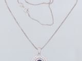 un pendentif en saphir et diamants monté sur une chaîne