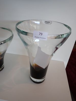deux vases en verre exposés sur une table