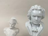 un buste d'homme blanc à côté d'un buste d'homme