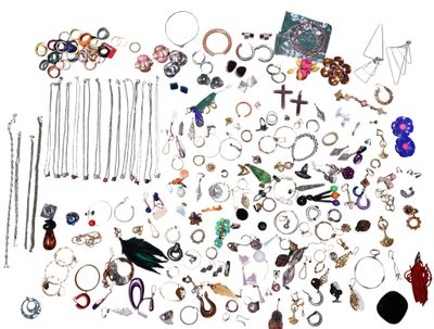 plusieurs types de bijoux différents sur une surface blanche