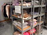 un portemanteau sur lequel sont suspendus de nombreux types de vêtements différents