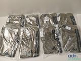 six sacs de vêtements emballés dans du plastique, posés sur une table