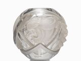 une image représentant un vase en verre transparent orné d'un visage