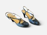 une paire de chaussures pour femme à pois
