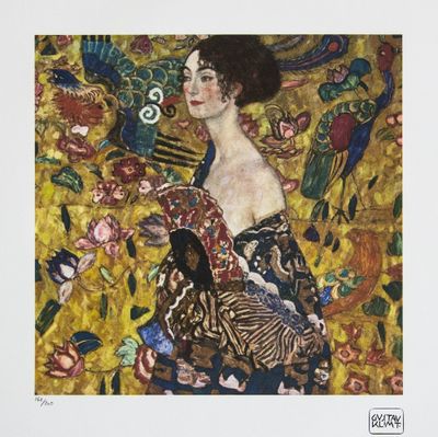 une image représentant un tableau d'une femme tenant un éventail à la main