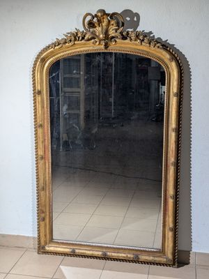 un miroir posé sur le sol d'une pièce