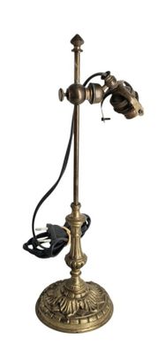l'image d'une lampe posée sur une table