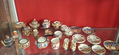une vitrine remplie de différentes sortes de vaisselle en porcelaine