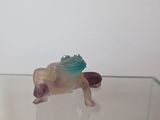 une table en verre sur laquelle est posé un animal en peluche
