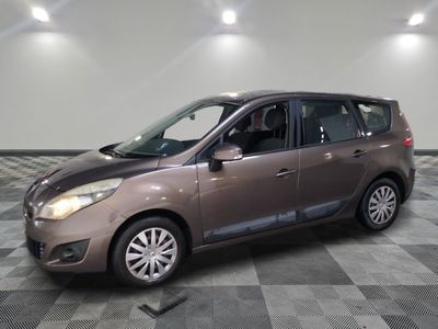 la photo d'une petite voiture garée dans un garage