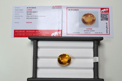 une image représentant un diamant jaune posé sur une boîte blanche