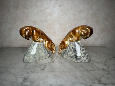 une paire de statues posées sur une table