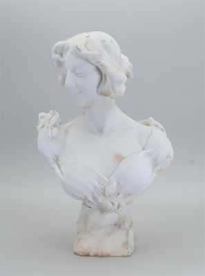 buste en marbre blanc représentant une femme tenant un oiseau