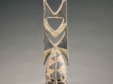 une image représentant une sculpture en bois d'un oiseau portant une couronne sur la tête