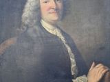 portrait d'un homme en manteau noir tenant un livre