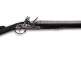 un pistolet noir muni d'une crosse métallique sur fond blanc