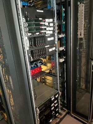une photo d'une salle de serveurs avec de nombreux câbles et équipements