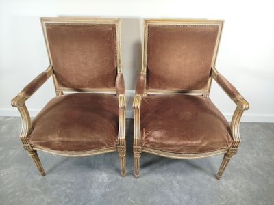 Paire de fauteuils à dossier carré en bois mouluré et recham…