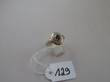 une bague sertie d'une pierre noire, avec une étiquette de prix attachée