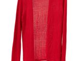 un cardigan rouge suspendu à un cintre sur fond blanc