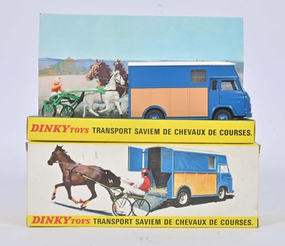 deux boîtes de petites figurines sur une surface blanche