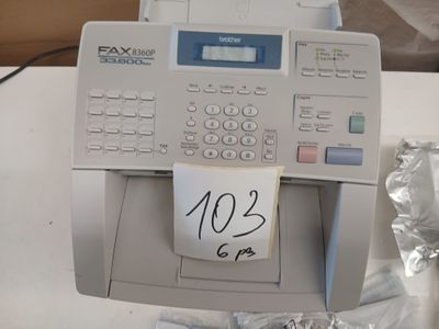 une photo d'un télécopieur sur lequel est collée une note