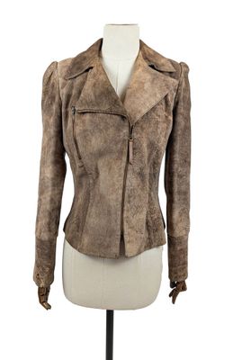 une veste en cuir marron sur une tête de mannequin