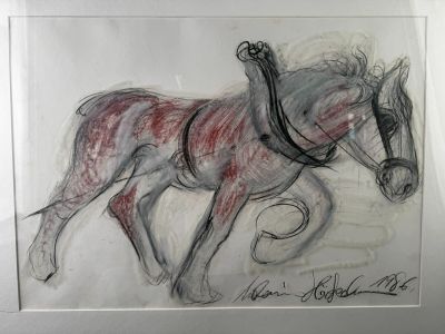 dessin représentant un cheval au galop, portant un harnais sur le dos