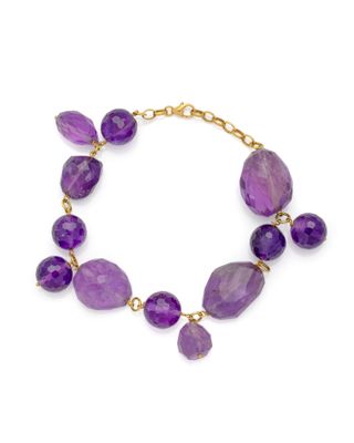 un gros plan sur un bracelet orné de pierres violettes