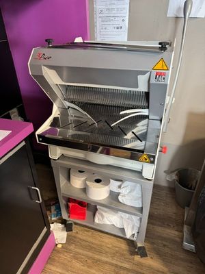 une machine qui se trouve dans le coin d'une pièce