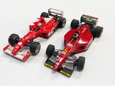 deux voitures de course rouges sur un fond blanc