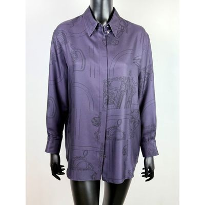 un t-shirt violet pour femme, avec un motif sur le devant