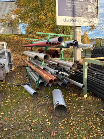 Lot de tubes inox, pvc, ferrailles, chauffage multi diamètre. Vis...