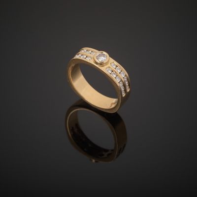 Bague bandeau en or jaune 750°°° (hibou) sertie de vingt-cin…