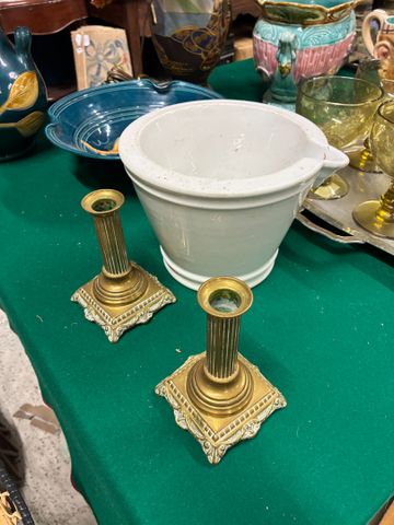 Mortier en porcelaine et paire de flambeaux financiers en bronze