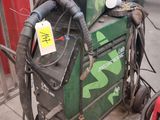 une voiture verte qui est garée dans le garage