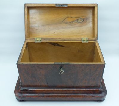 une vieille boîte en bois avec un cadenas sur le dessus