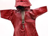 un imperméable rouge à capuche sur un mannequin