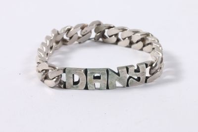 un gros plan d'un bracelet en argent orné d'une chaîne