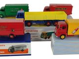cinq camions miniatures empilés les uns sur les autres
