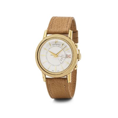 gros plan d'une montre sur fond blanc