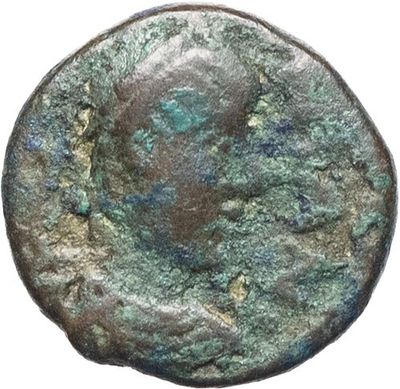 une pièce de monnaie romaine antique recouverte d'une patine verte