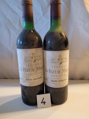 deux bouteilles de vin posées l'une à côté de l'autre sur une table