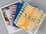 trois livres sont empilés sur une table