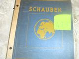 un livre bleu sur lequel est collé un autocollant jaune, posé sur un lit