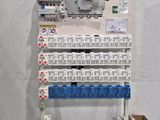 une photo d'un rack contenant du matériel électrique dans un entrepôt