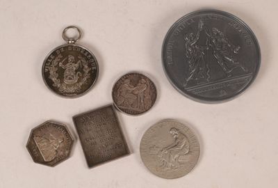 cinq pièces et une pièce posées les unes à côté des autres sur une table