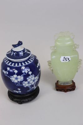 Lot de deux pots dont pot couvert en fluorine à décor d'inse…