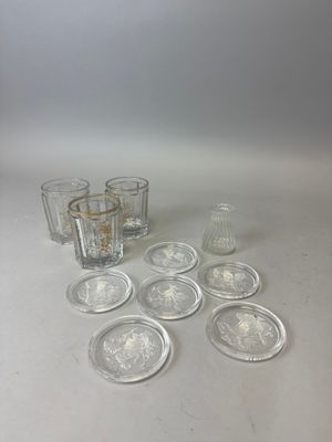 six verres posés les uns à côté des autres sur une table