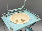 un chariot bleu équipé d'un évier et sur lequel se trouvent deux tasses